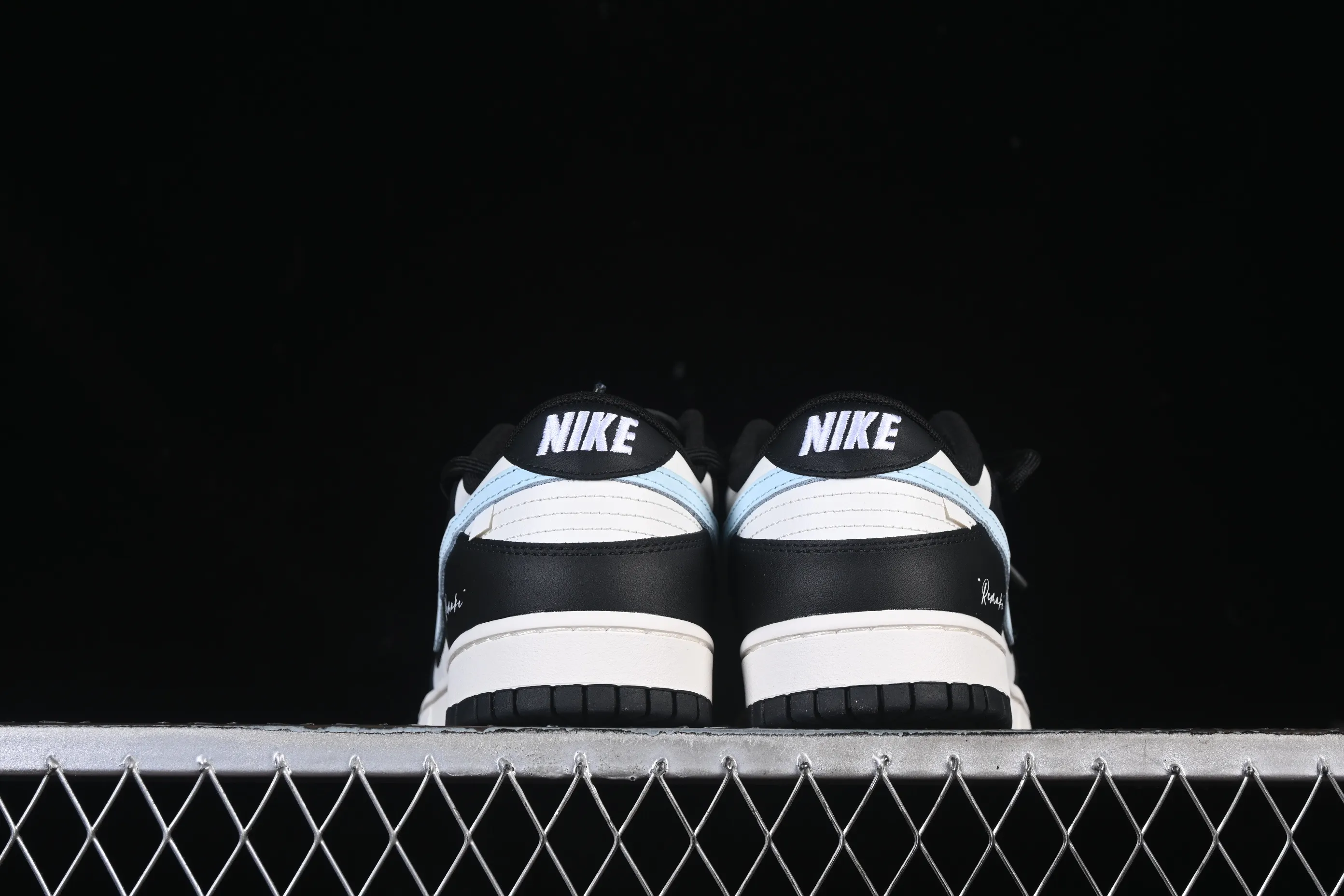 All Categories Nk SB Dunk Series Nk SB Dunk Low High-end Customized Low-top Shoes Nike SB Dunk Low "Just Do It" Straps Anniversary High-end Customized Low-top Casual Shoes BB0515-090